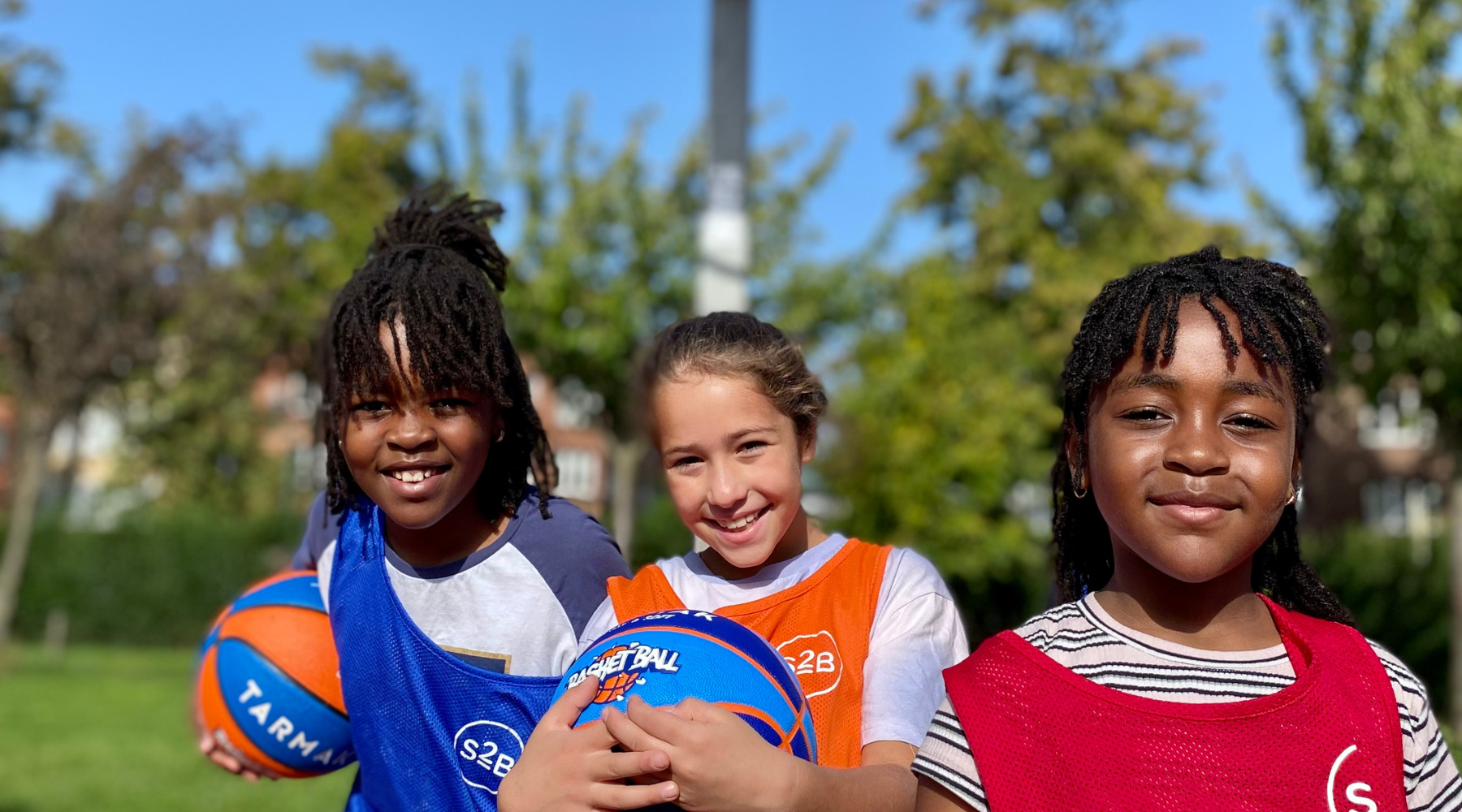 Young female basketball players on our free courts | Sport2Be